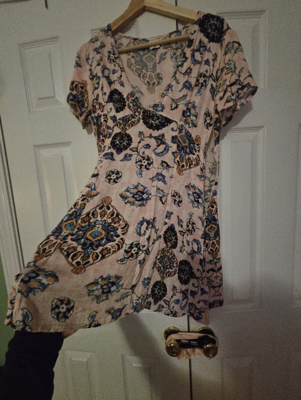 Floral Short-Sleeve V-Neck Women’s Dress in Light Pink w! Button Down Back - M